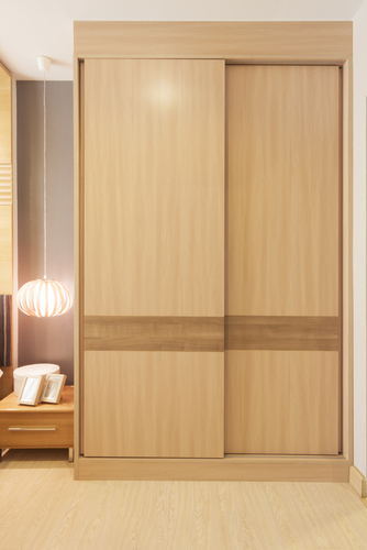 Schlafzimmerschrank aus Massivholz