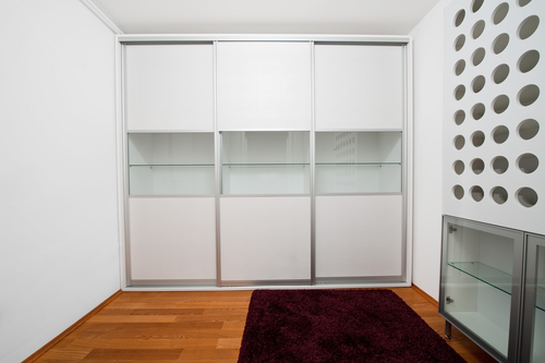 Schrank mit Schiebetüren