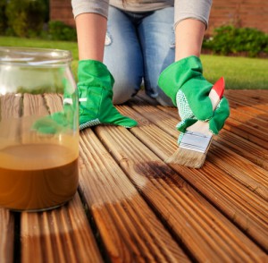 Möbel aus Massivholz sollen durch Öl gepflegt werden