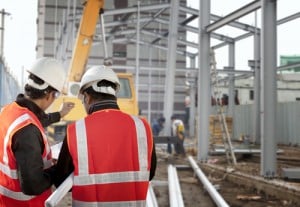 Auf der Baustelle arbeiten viele Berufsgruppen zusammen