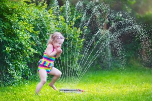 Sprinkler bewässern und machen den Kleinsten Spaß