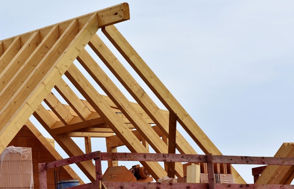 dachlatten-dachkonstruktion-dach-holz